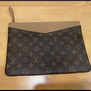 Louis Vuitton Daily Pouch BRAND NEW w/ original box & duster